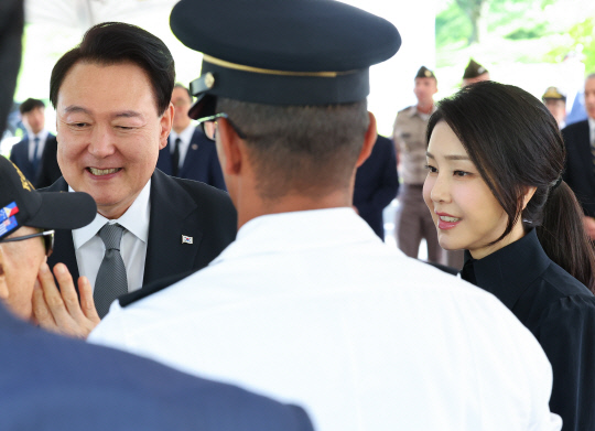 윤석열 대통령과 김건희 여사가 8일(현지시간) 미국 하와이 태평양국립묘지(펀치볼)를 방문해 헌화 뒤 6·25전쟁 참전용사들과 인사하며 이야기를 나누고 있다.<연합뉴스>